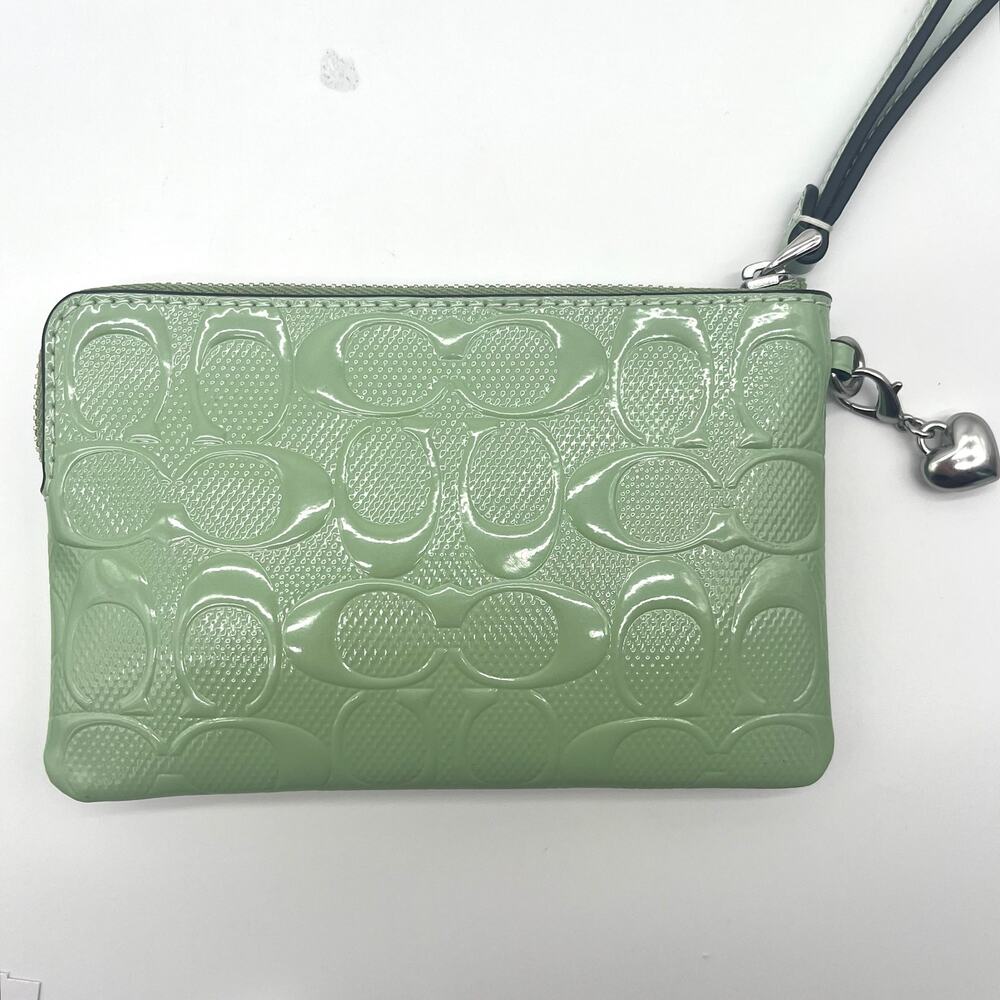 COACH NWT Pearlized Signature Patent Leather Wristlet, Rainbow Heart Charm - Picture 12 of 13